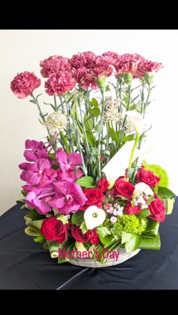 Mother's Day

カーネーション
バラ
カラー
バンダ
ブバリア
ファンティーヌの愛

母の為の
美しいお花達
　、
　、

Today's word

毎週日曜の夜になると
いつもの電話

" 最近は、どうだね、、、"

"元気にやってる、、、"

"仕事はどう、、、"

"みんな元気かね、、、"

"無理しないようにね、、、"
　　　
"少しでいいから、
何か人の為になるようなことをしておきなさい"
　　、
　　、
　　、　

　今週もまた
私は、あなたの愛に
　守られている

お母さん　いつもありがとう🌹

　　哲司

#母の日 #フラワーアレンジメント #卓上装花 #優しさ #花のある生活 #花好きな人と繋がりたい #花屋 #花のある暮らし #fabo #florist #flowershop #飯田哲司 #レ・ミゼラブル